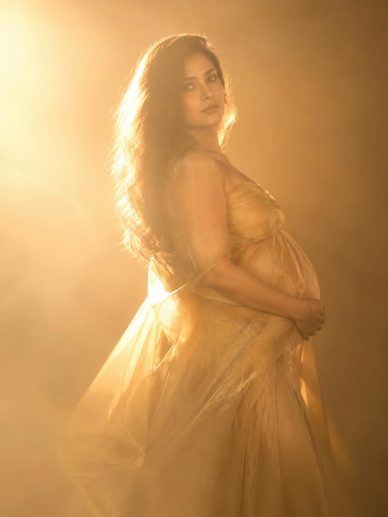 The Muse Mini maternity portrait